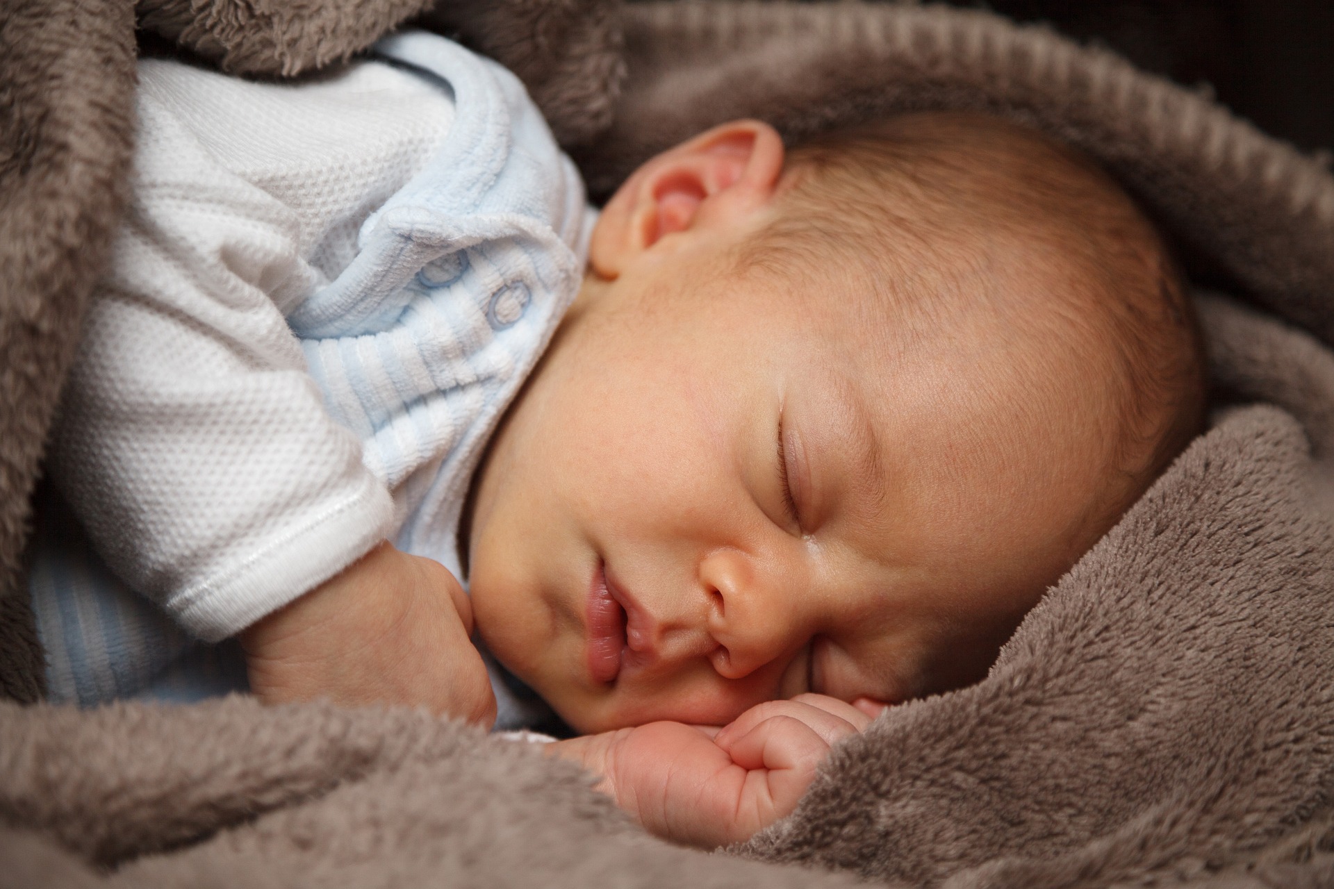 How many hours does a newborn sleep?