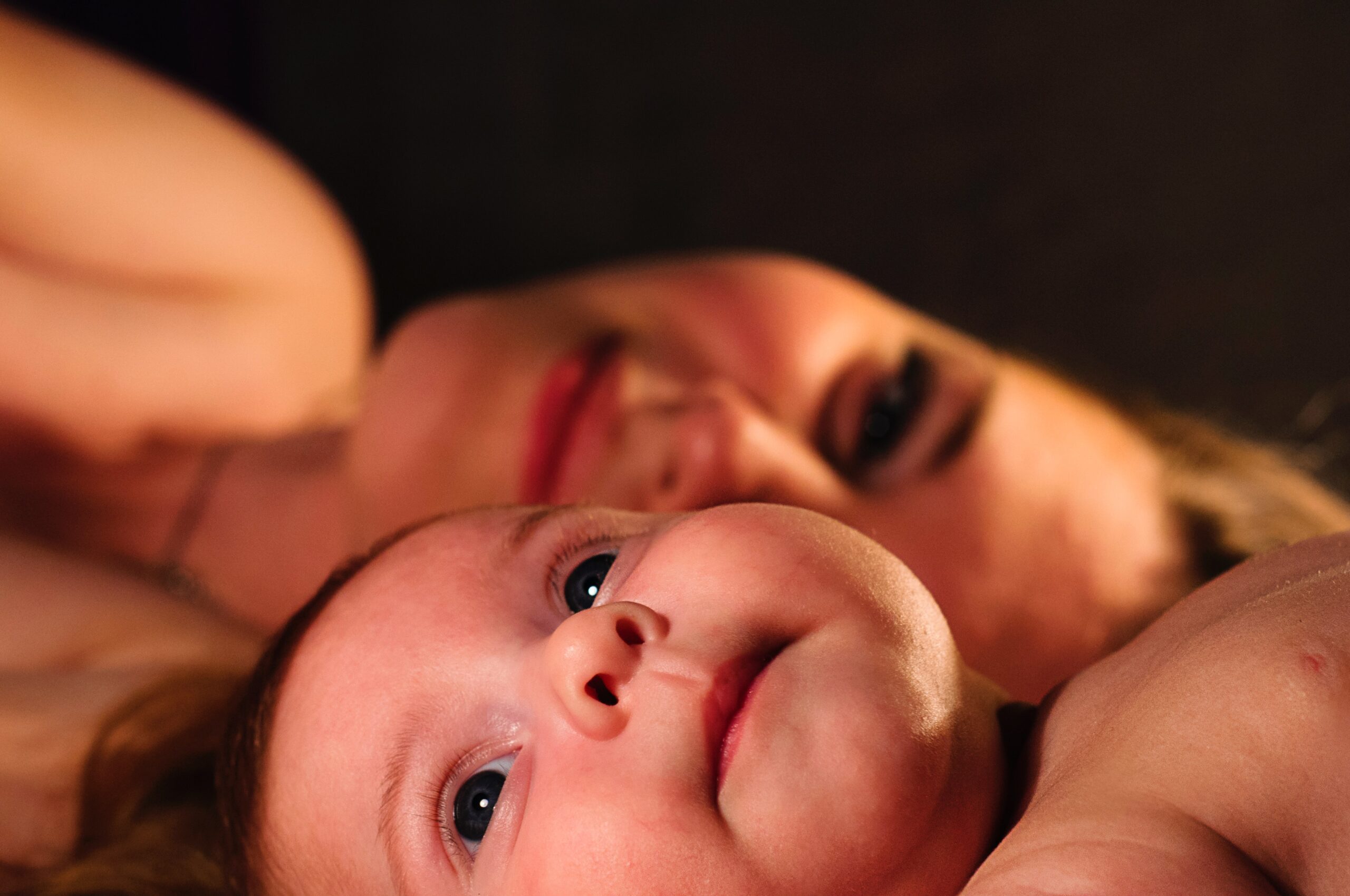 Olhos de recém-nascido amarelos: é normal?